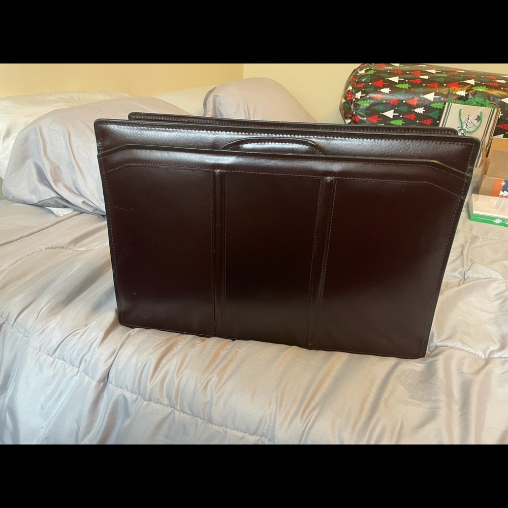 Quality too grade leather briefcase